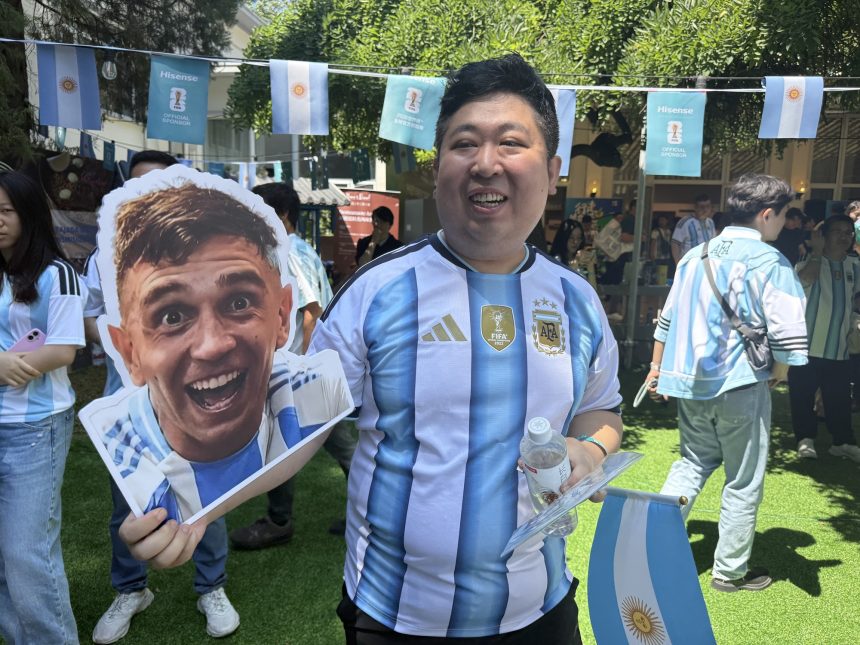 Mundial 2026: Chinos en Beijing se convierten en hinchas de Argentina