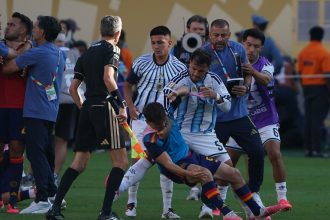 Scaloni interviene y evita el escándalo en la final Argentina-España