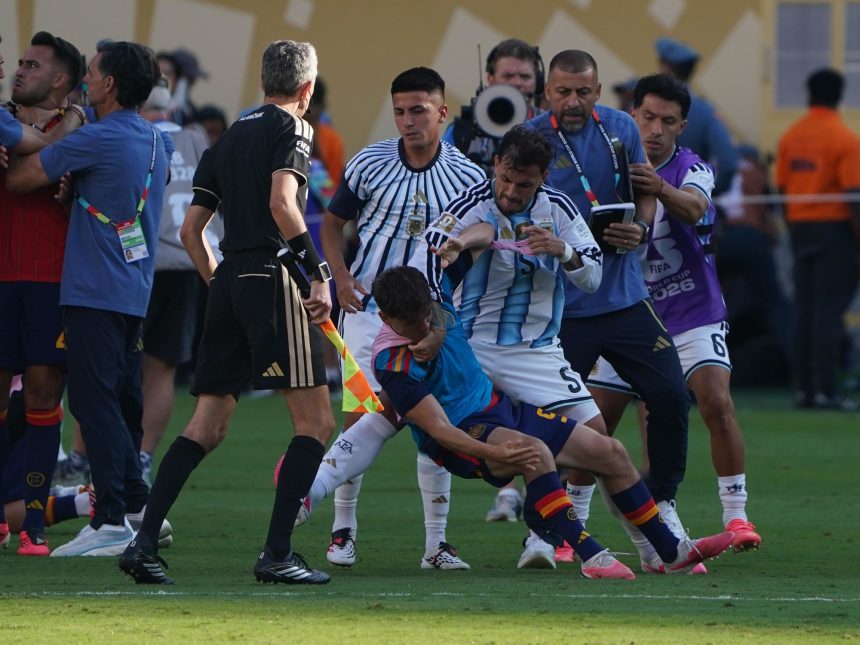 Scaloni interviene y evita el escándalo en la final Argentina-España