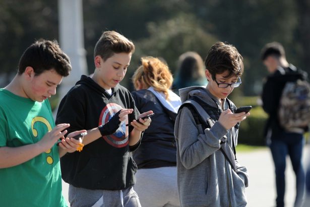 Francia: ¿El primer país europeo en prohibir redes sociales a menores?