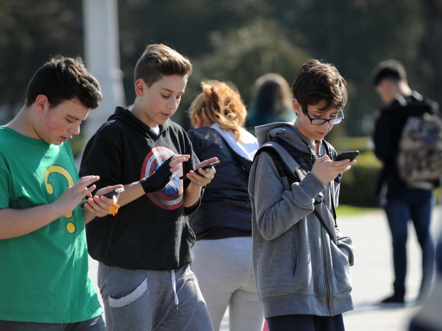 Francia: ¿El primer país europeo en prohibir redes sociales a menores?