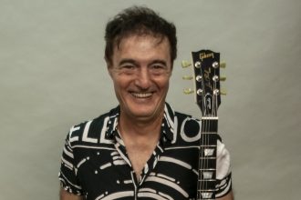 Diego Mizrahi: Guitarrista y Conductor con 1400 Programas Épicos