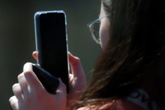 ¿A qué edad deben acceder los jóvenes a las redes? La nueva ley en Francia