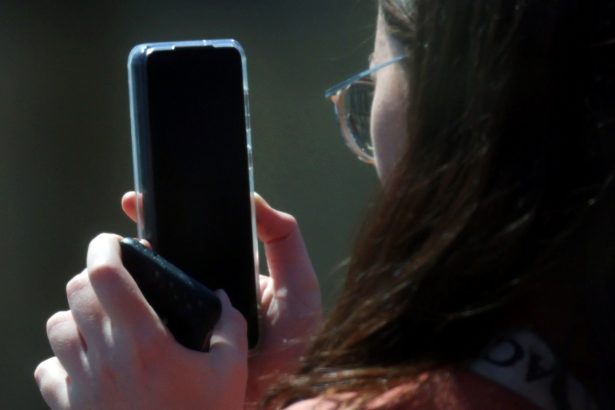 ¿A qué edad deben acceder los jóvenes a las redes? La nueva ley en Francia