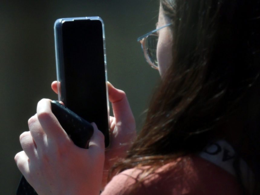 ¿A qué edad deben acceder los jóvenes a las redes? La nueva ley en Francia