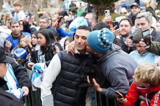 El Amor Infinito de Pujato por Lionel Scaloni: Filas y Canciones