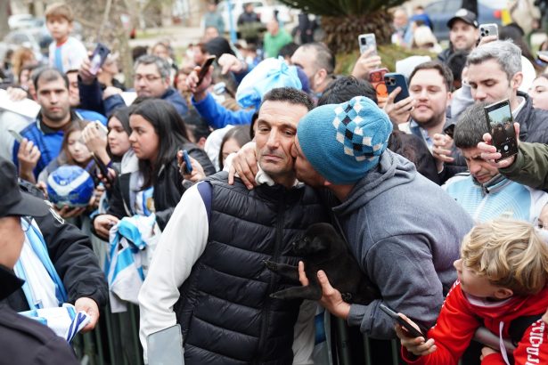 El Amor Infinito de Pujato por Lionel Scaloni: Filas y Canciones