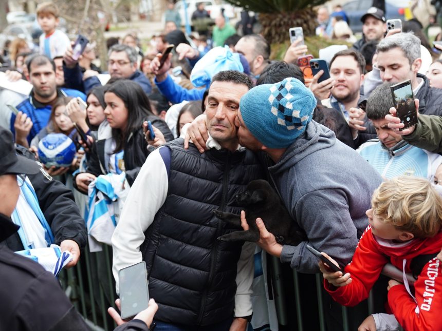 El Amor Infinito de Pujato por Lionel Scaloni: Filas y Canciones