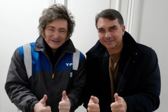 Milei apoya a Flávio Bolsonaro en su viaje a San Pablo