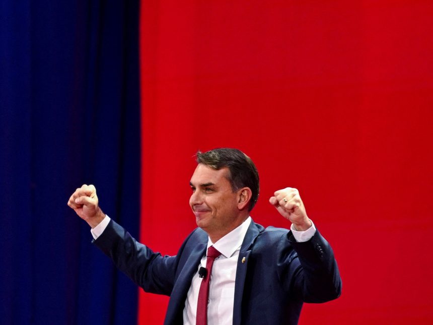 Flávio Bolsonaro se disculpa y llama a la unidad de la derecha en Brasil