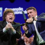 Milei Apoya a Flávio Bolsonaro y Ataca a Lula en Brasil: ¡Polémica!