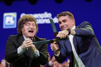 Milei Apoya a Flávio Bolsonaro y Ataca a Lula en Brasil: ¡Polémica!