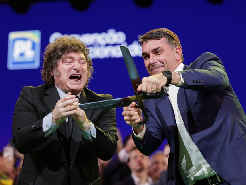 Milei Apoya a Flávio Bolsonaro y Ataca a Lula en Brasil: ¡Polémica!