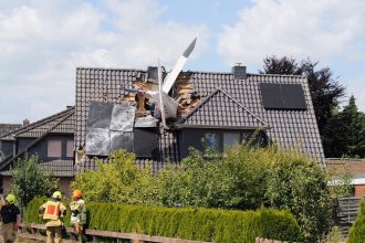 Tragedia en Alemania: Avioneta se estrella en casa, piloto fallecido