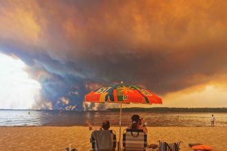 Fuego imparable en Francia: 200,000 evacuados cerca de Burdeos