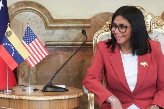 Venezuela se retira de la CPI: EE. UU. aplaude a Delcy Rodríguez