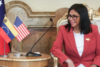 Venezuela se retira de la CPI: EE. UU. aplaude a Delcy Rodríguez