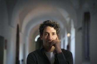 Juan Minujín: De trabajar con Angelina Jolie a soñar con el teatro