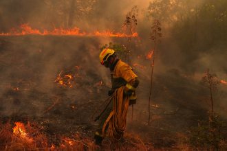 España en llamas: más de 100,000 evacuados por el peor incendio