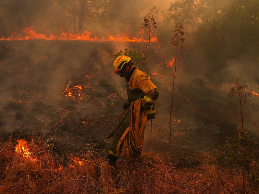 España en llamas: más de 100,000 evacuados por el peor incendio