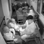 Impactante: Cuidador agrediendo a ancianas en geriátrico captado por cámara