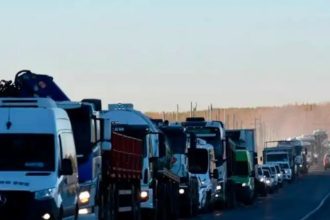 Peajes para camiones en Vaca Muerta: Gobernador destaca aumento del 900%
