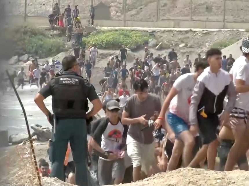 España refuerza Ceuta con el ejército ante ola de migrantes