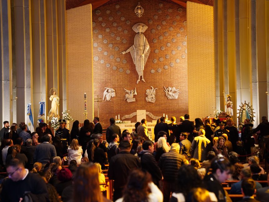 Desgarradora despedida en la Catedral de San Juan: un adiós inolvidable