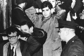 La «noche de los bastones largos», una violenta sangría de la educación