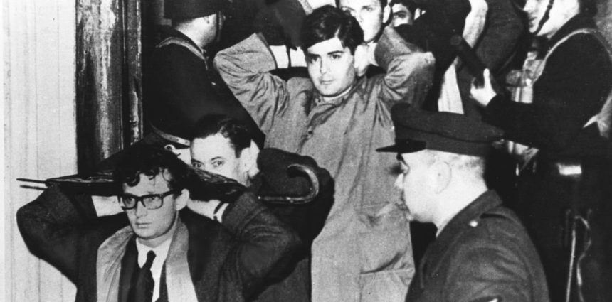 La «noche de los bastones largos», una violenta sangría de la educación