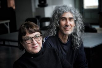 Vivi Tellas, Diego Bianchi y una original puesta de La metamorfosis de Kafka: ¿Qué sucede cuando dejamos de ser quienes éramos? ¿En qué nos transformamos?