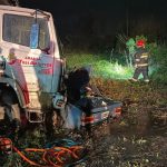 Iban ocho personas en un viejo auto y los chocó un camión: siete muertos