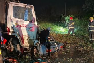 Iban ocho personas en un viejo auto y los chocó un camión: siete muertos