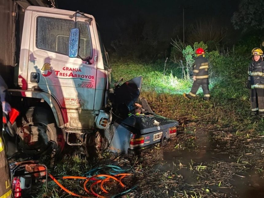 Iban ocho personas en un viejo auto y los chocó un camión: siete muertos