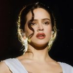 «Tremenda cagada» admitió Rosalía en su primer show en el Movistar Arena, con los ojos hinchados, como si hubiera llorado antes de salir a cantar