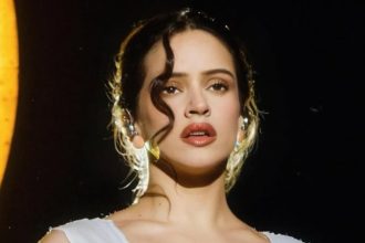 «Tremenda cagada» admitió Rosalía en su primer show en el Movistar Arena, con los ojos hinchados, como si hubiera llorado antes de salir a cantar