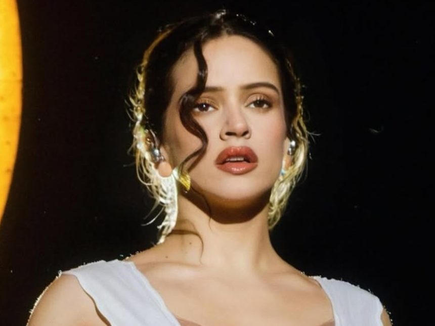 «Tremenda cagada» admitió Rosalía en su primer show en el Movistar Arena, con los ojos hinchados, como si hubiera llorado antes de salir a cantar