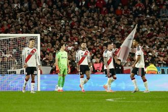 River perdió con Rosario Central: histórica quinta derrota seguida y explosión de bronca de los hinchas en el Monumental