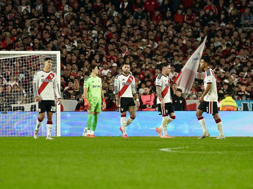 River perdió con Rosario Central: histórica quinta derrota seguida y explosión de bronca de los hinchas en el Monumental