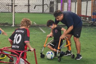 Fútbol en andadores en una exposición sobre rehabilitación y ortopedia con especialistas de todo el mundo