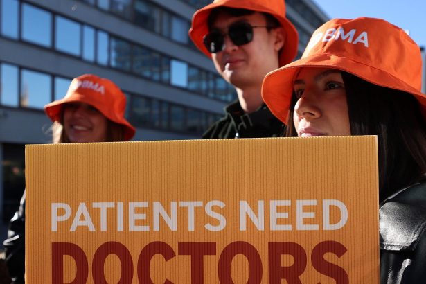 «Monos y sucios»: denuncian un «alarmante» aumento del racismo en los hospitales de Gran Bretaña