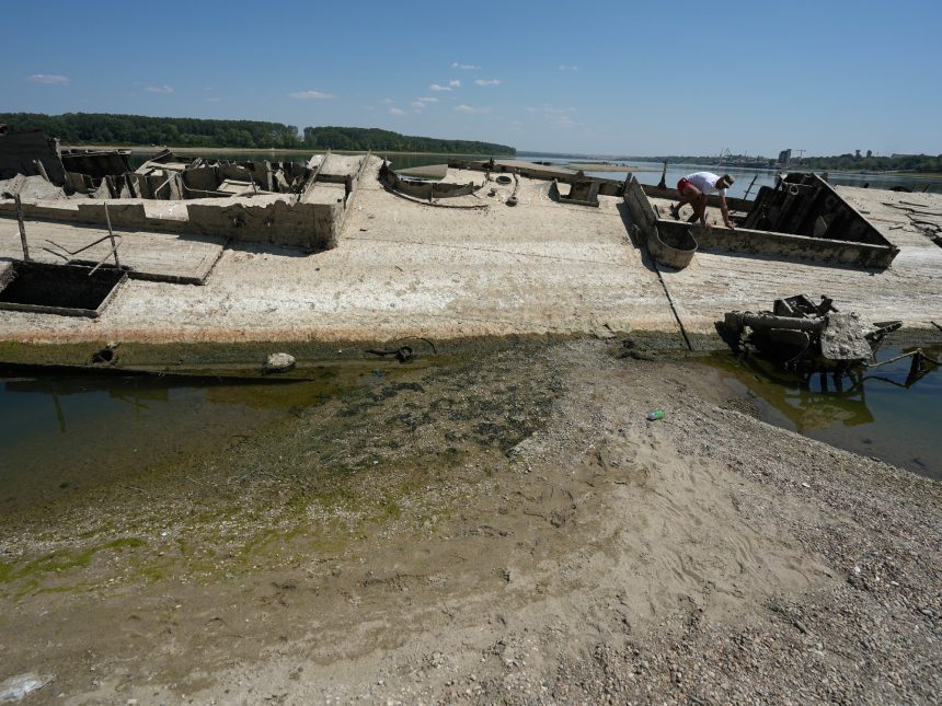 El Danubio se queda sin agua y del fondo del río surgen acorazados alemanes y restos de mamut