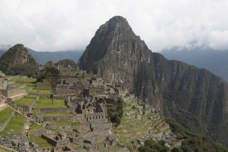Alerta en Perú por un incendio forestal en Machu Picchu que  afecta el servicio de trenes hacia el santuario