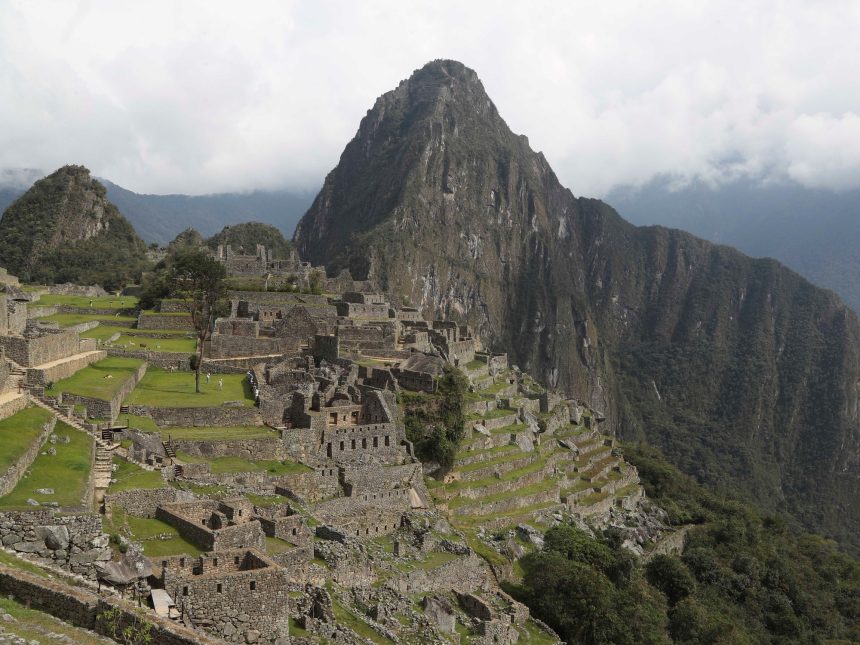 Alerta en Perú por un incendio forestal en Machu Picchu que  afecta el servicio de trenes hacia el santuario