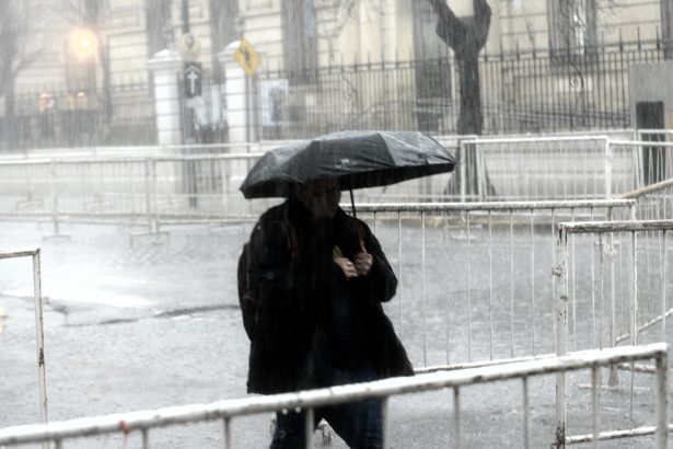Temporal en el AMBA: en unas pocas horas llovió la mitad de todo agosto, hay cortes de luz y zonas anegadas