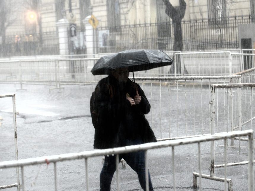 Temporal en el AMBA: en unas pocas horas llovió la mitad de todo agosto, hay cortes de luz y zonas anegadas
