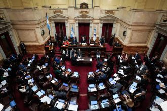 Senado: el oficialismo aprobó la ley que acelera desalojos pero tuvo retirar otro capítulo para evitar una derrota