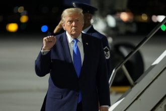 Donald Trump insiste: firmó un decreto para combatir el «turismo» de ciudadanía por nacimiento