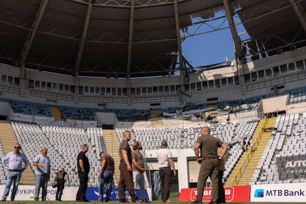 Nuevo ataque de Rusia a Ucrania: dos heridos y daños e incendio en un estadio de fútbol