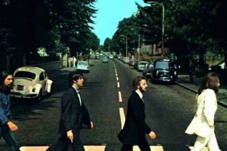 Los Beatles: cinco secretos que esconde la icónica foto de la tapa de «Abbey Road»